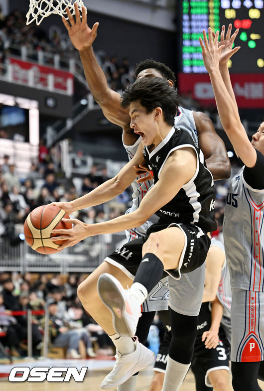 [OSEN=수원, 민경훈 기자] 11일 오후 수원 KT 소닉붐 아레나에서 2025-2026 LG전자 프로농구 수원 KT 소닉붐과 울산 현대모비스 피버스의 경기가 열렸다.수원 KT는 15승 16패로 6위, 울산 현대모비스는 10승 20패로 8위를 기록 중이다.4쿼터 KT 윌리엄스가 강성욱이 공중에서 슛 모션 중 패스로 연결하고 있다. 2026.01.11 /rumi@osen.co.kr