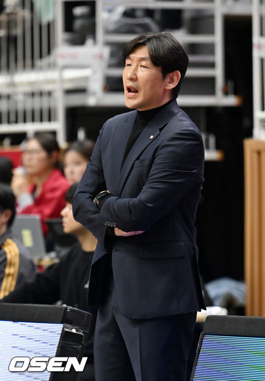 [OSEN=수원, 민경훈 기자] 11일 오후 수원 KT 소닉붐 아레나에서 2025-2026 LG전자 프로농구 수원 KT 소닉붐과 울산 현대모비스 피버스의 경기가 열렸다.수원 KT는 15승 16패로 6위, 울산 현대모비스는 10승 20패로 8위를 기록 중이다.2쿼터 현대모비스 양동근 감독이 지시를 내리고 있다. 2026.01.11 /rumi@osen.co.kr