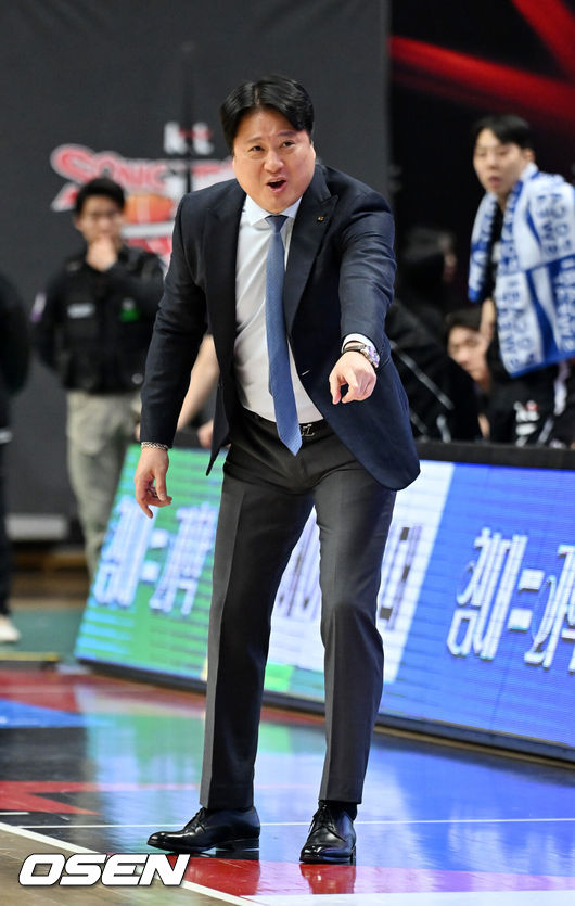 [OSEN=수원, 민경훈 기자] 11일 오후 수원 KT 소닉붐 아레나에서 2025-2026 LG전자 프로농구 수원 KT 소닉붐과 울산 현대모비스 피버스의 경기가 열렸다.수원 KT는 15승 16패로 6위, 울산 현대모비스는 10승 20패로 8위를 기록 중이다.2쿼터 KT 문경은 감독이 항의를 하고 있다. 2026.01.11 /rumi@osen.co.kr