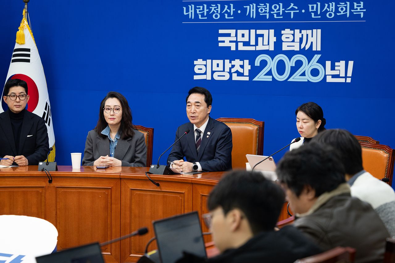 박수현 더불어민주당 수석대변인이 11일 서울 여의도 국회에서 현안 관련 기자간담회를 하고 있다. 뉴스1