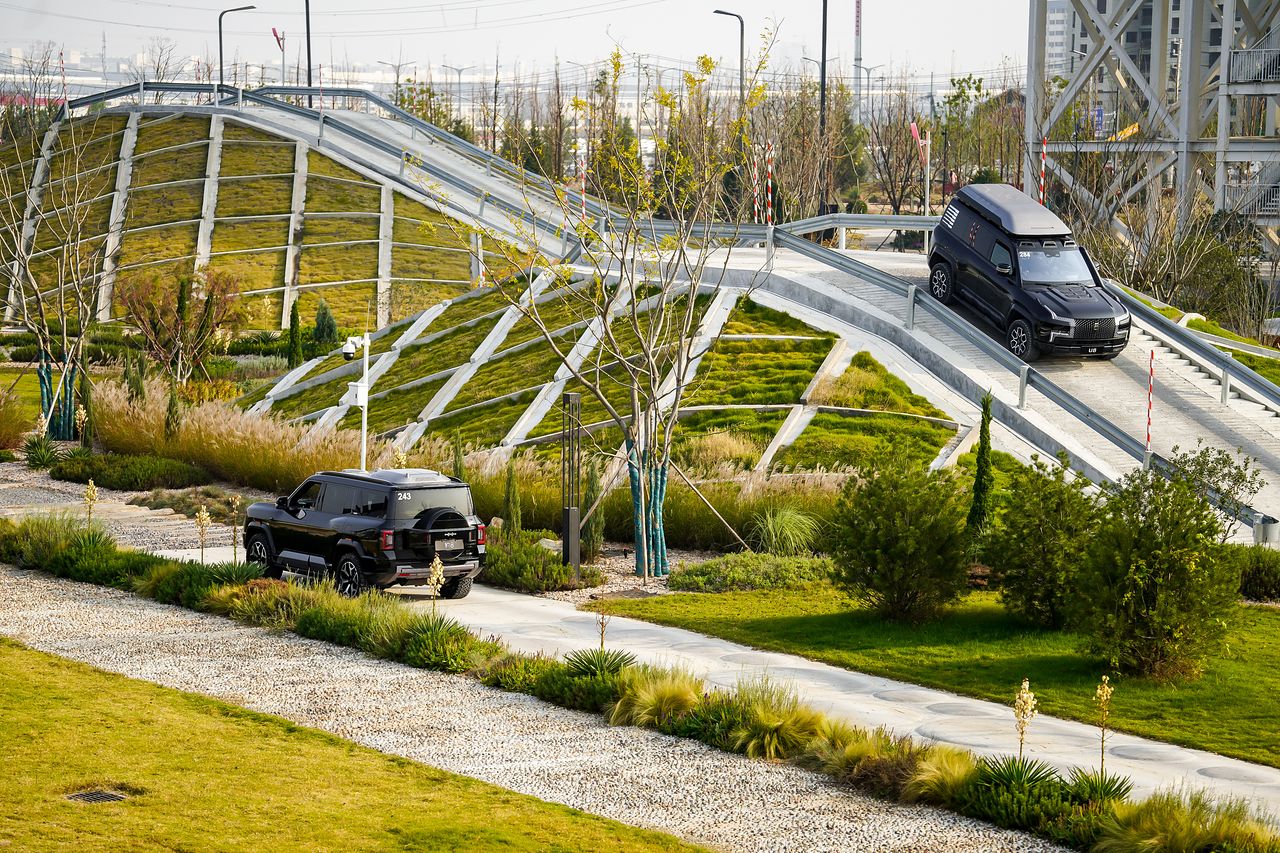 BYD가 중국 허난성 정저우에 건설한 만든 축구장 22개 크기의 종합 테스트 시설인 정저우 전지형 서킷. 