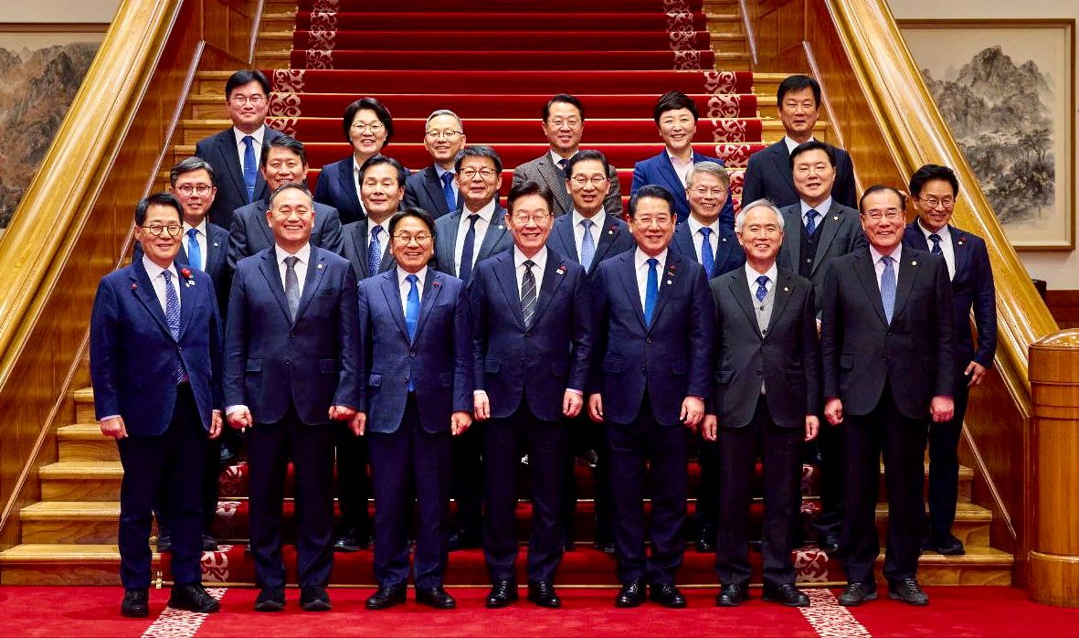 이재명 대통령이 9일 광주·전남 행정통합과 관련해 청와대 오찬 간담회에 참석한 강기정 광주시장과 김영록 전남지사, 지역 국회의원들과 함께 기념촬영을 하고 있다. [사진 광주광역시]