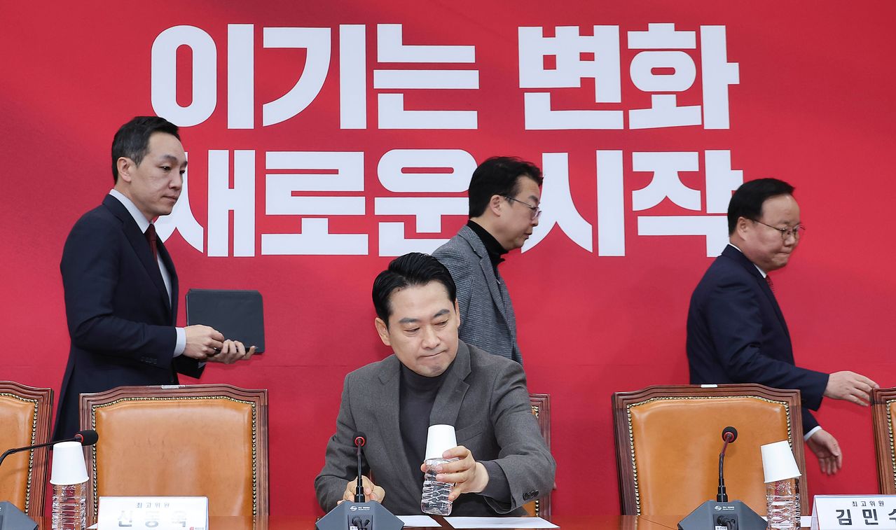 장동혁 국민의힘 대표(가운데)가 8일 오전 국회에서 열린 최고위원회의에서 회의 준비를 하고 있다. 임현동 기자