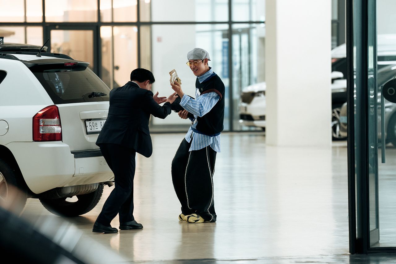 지난해 11월부터 지난 10일까지 방영된 SBS 드라마 '모범택시 3' 3, 4화엔 중고차 빌런(윤시윤)이 등장한다. 사진은 이들을 골탕먹이려 부캐로 변신한 김도기(이제훈, 오른쪽). 사진 SBS