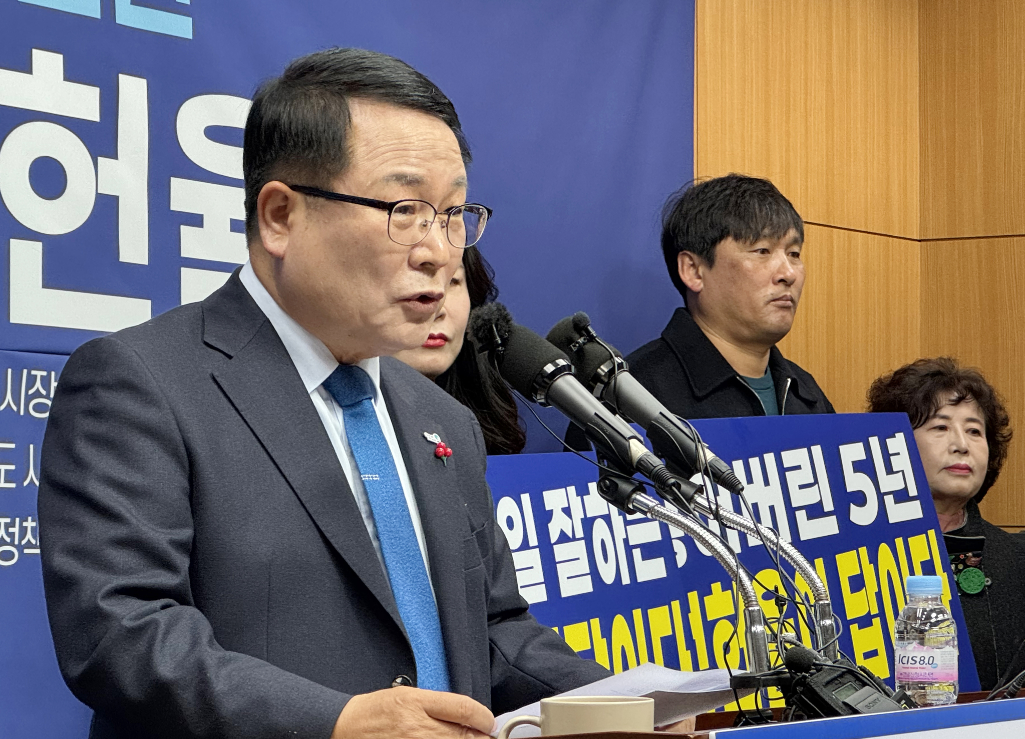 정헌율 익산시장이 지난달 12일 전북특별자치도의회에서 도지사 출마 기자회견을 하고 있다. 연합뉴스