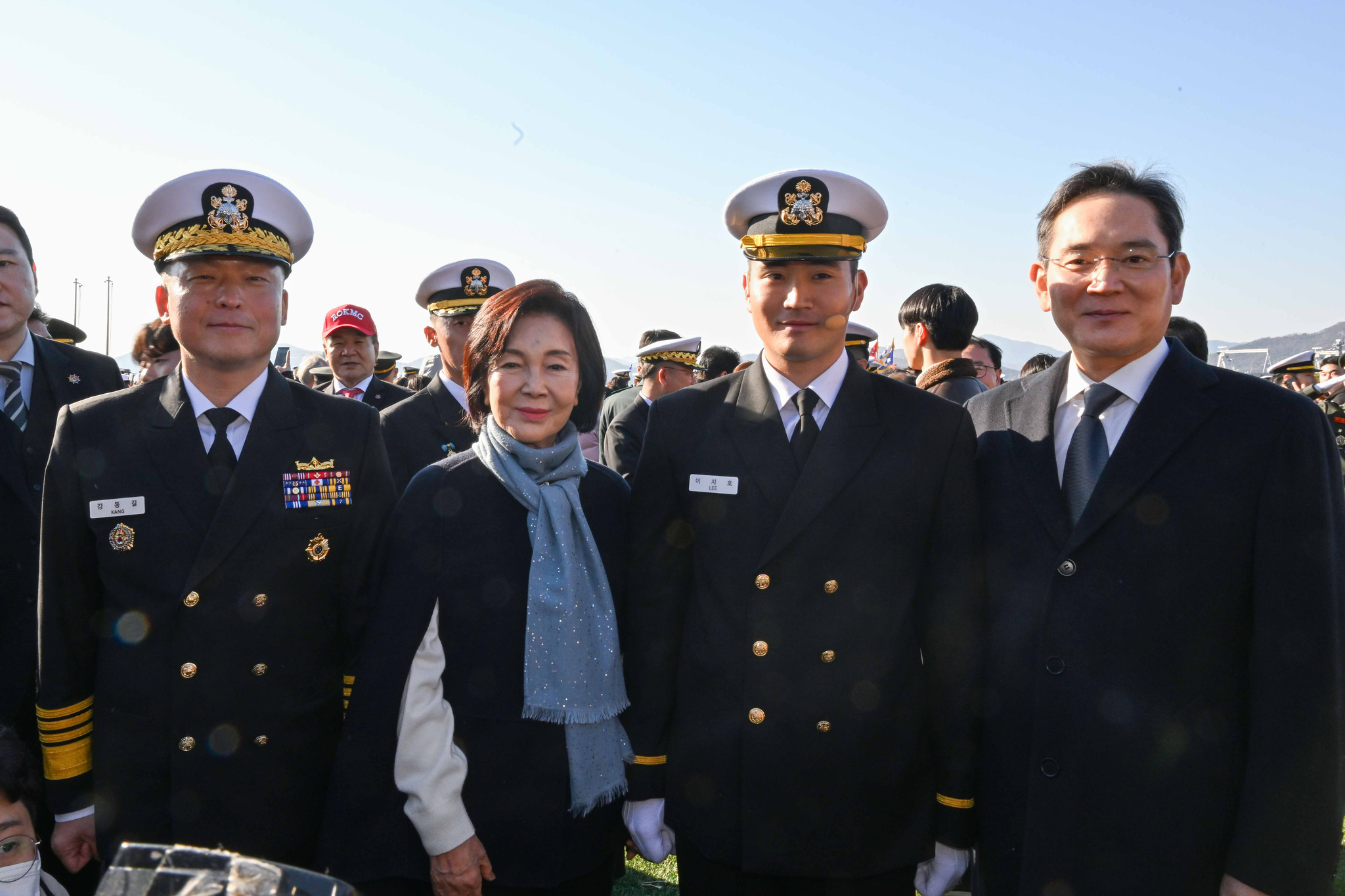 지난해 11월 28일 경남 창원시 해군사관학교 연병장에서 열린 제139기 해군·병대 사관후보생 수료 및 임관식에서 강동길 해군참모총장(왼쪽부터), 홍라희 리움미술관 명예관장, 이지호 임관장교, 이재용 삼성전자 회장이 기념 촬영하고 있다. 연합뉴스
