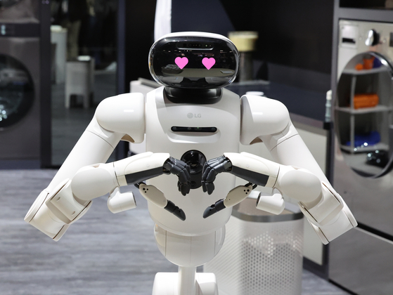 미국 네바다주 라스베이거스 컨벤션센터(LVCC)에서 열린 LG전자 사전 부스투어에서 AI 홈로봇 'LG 클로이드'가 손하트를 만들고 있다. 사진 뉴스1