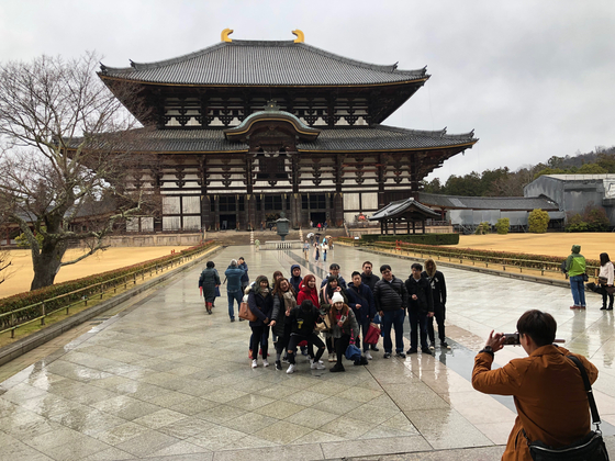 나라시의 사찰 도다이지(東大寺)에서 단체 기념 촬영을 하고 있는 중국인 관광객들. 중앙포토