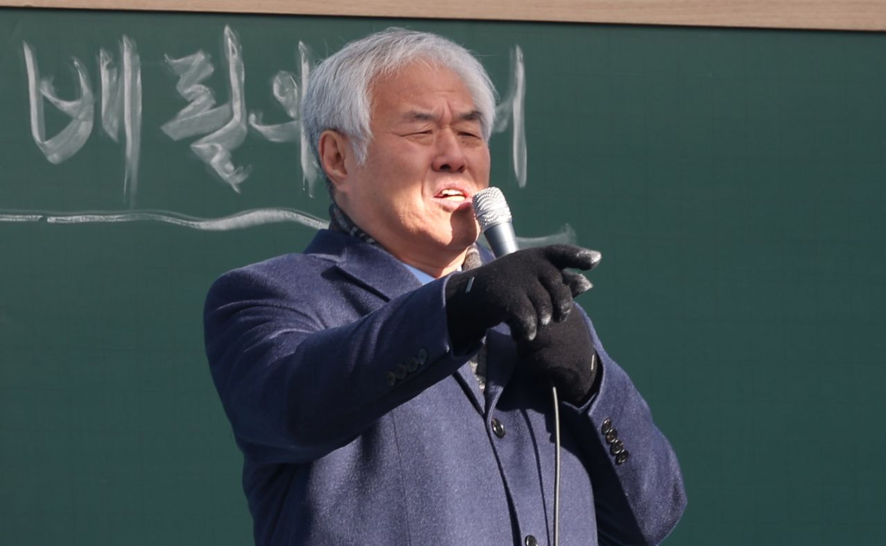 전광훈 사랑제일교회 목사가 11일 오전 서울 종로구 동화면세점 앞에서 열린 연합 예배에서 설교를 하고 있다. 뉴시스