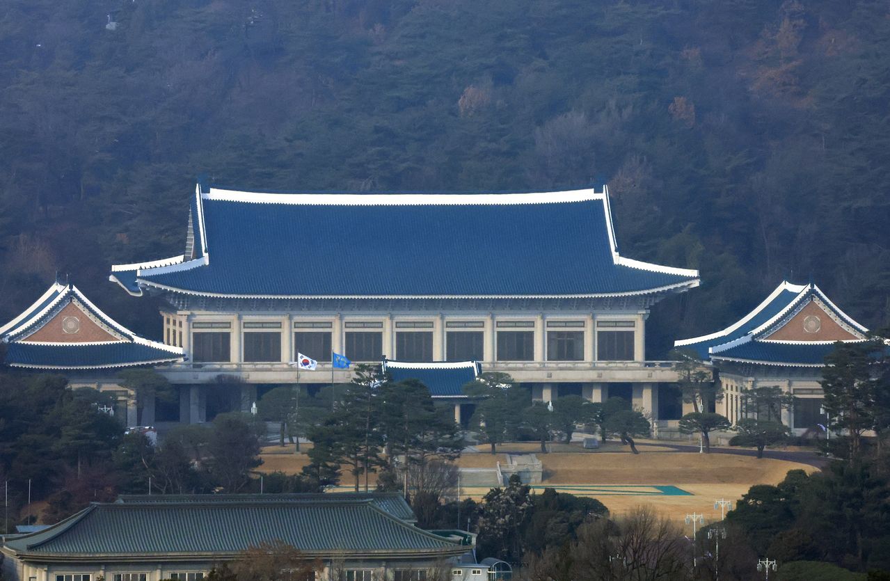 북한 무인기 침투 논란과 관련해 청와대가 11일 입장문을 내고 "군의 1차 조사에 이어 군경 합동조사를 실시해 사실관계를 명확히 하고 그 결과를 신속하게 공개할 것"이라고 전했다. 뉴스1