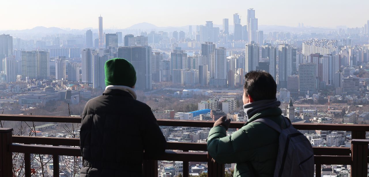 8일 서울 남산 전망대를 찾은 시민들이 아파트가 빼곡한 풍경을 바라보고 있다. 연합뉴스