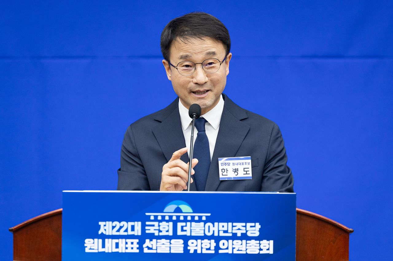 한병도 더불어민주당 원내대표 후보가 11일 서울 여의도 국회에서 열린 제22대 국회 더불어민주당 원내대표 선출을 위한 의원총회에서 정견발표를 하고 있다. 뉴스1