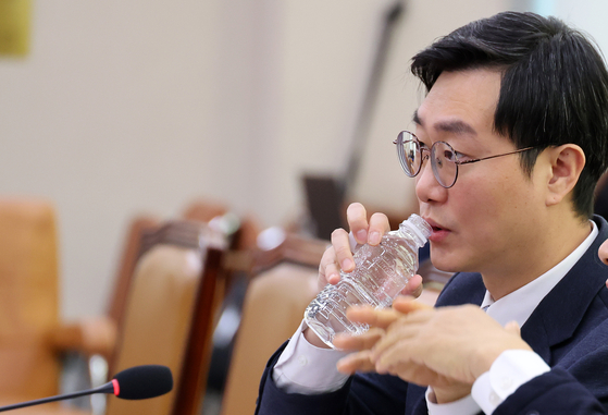 장경태 더불어민주당 의원이 지난해 12월 5일 국회 법제사법위원회 법안심사소위원회에 참석한 모습. 연합뉴스