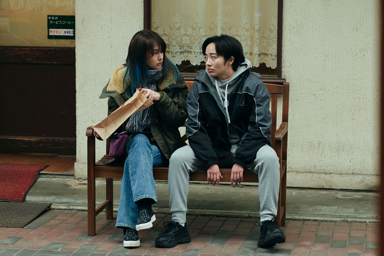 영화 '나이트 플라워'의 한 장면. 두 자녀를 먹여 살리기 위해 마약 판매상이 된 나츠키(왼쪽, 기타가와 게이코)와 격투기 선수인 그의 파트너 타마에(모리타 미사토)의 이야기다. 사진 플러스엠 엔터테인먼트         