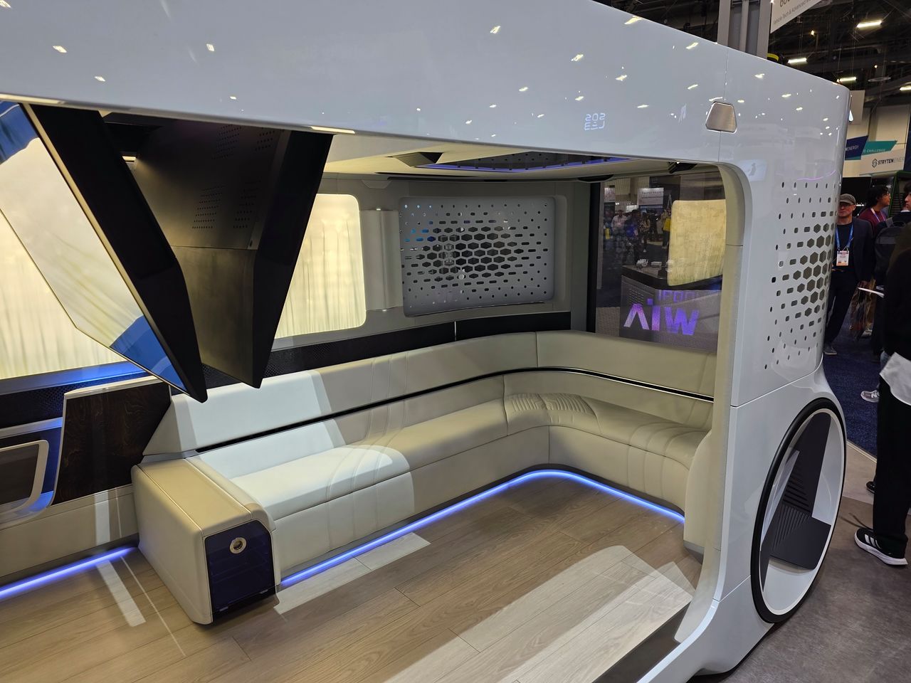 현대위아가 CES 2026에서 공개한 하부 워머가 장착된 프로토타입의 차량. 적외선 발열 기구로 바닥이 온돌처럼 따뜻하다. 김효성 기자