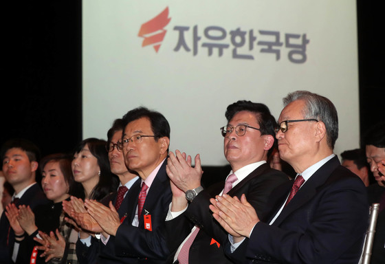새누리당은 2017년 2월 13일 서울 영등포 타임스퀘어 아모리스홀에서 제7차 전국위원회를 열고 당명을 '자유한국당'으로 바꾸는 것을 확정했다. 중앙포토