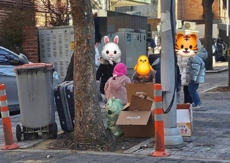 경기도 분당구 정자동의 한 유명 베이커리 인근에 아이들이 모여있는 모습. 온라인 커뮤니티 캡처