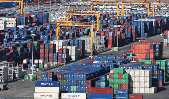 경기도 평택항에 컨테이너가 쌓여 있는 모습. 연합뉴스