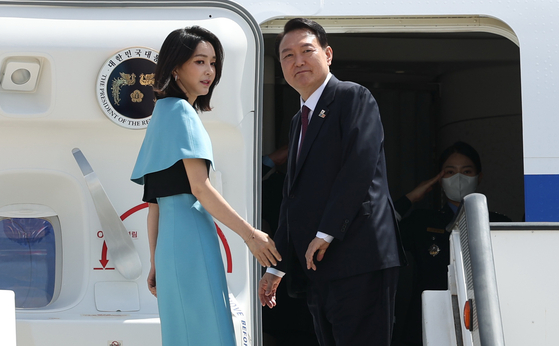 2022년 6월 30일 스페인 마드리드에서 열린 북대서양조약기구(NATO) 정상회의를 마치고 귀국길에 오르는 윤석열 대통령과 김건희 여사. 대통령실사진기자단