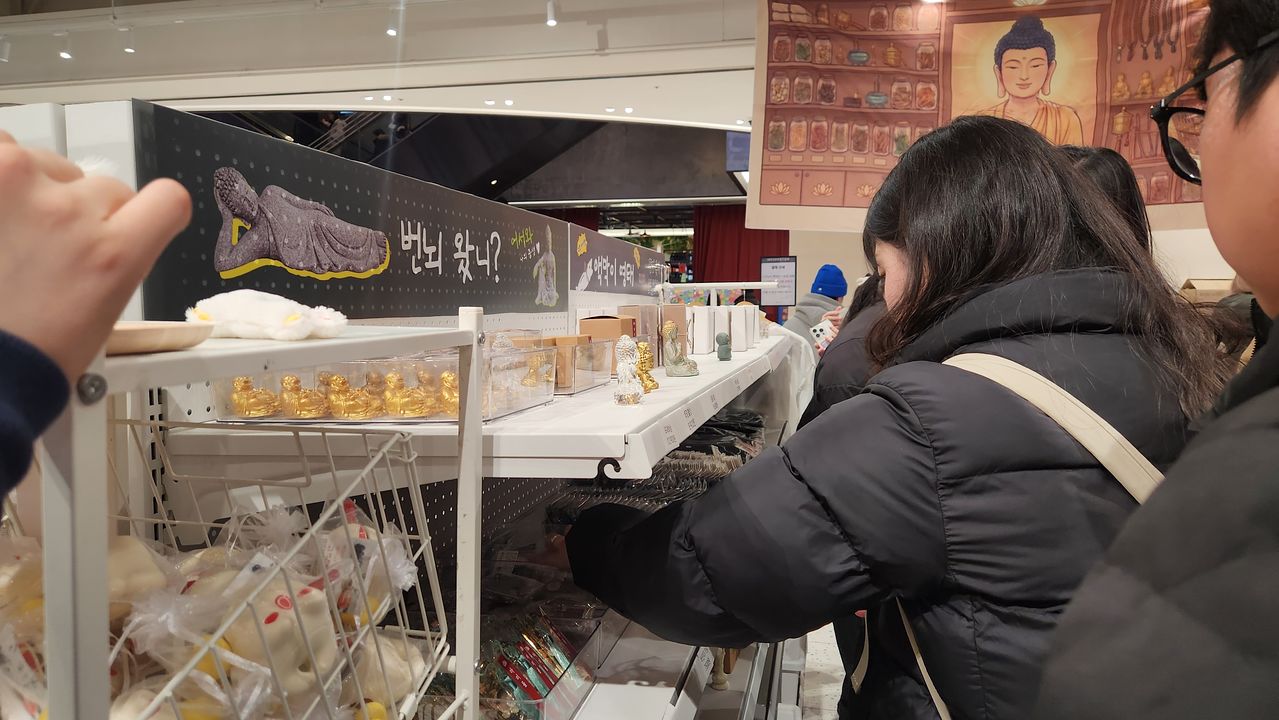 8일 불교 팝업 매장 매대 앞에서 방문객들이 상품을 구경하고 있다. 이규림 기자