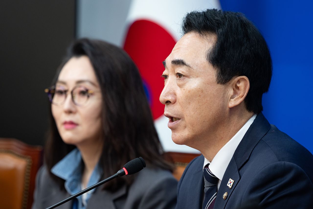 박수현 더불어민주당 수석대변인이 11일 서울 여의도 국회에서 현안 관련 기자간담회를 하고 있다.[뉴스1]