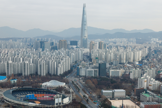 지난해말 기준 서울 아파트 매매 시가총액이 1832조 원을 넘어서며 역대 최대치를 기록했다. 사진은 6일 서울 강남구 트레이드타워에서 바라본 도심 아파트 단지.  부동산R114에 따르면 지난해 12월 25일 기준 서울 아파트 매매 시가총액은 1832조 3154억 1800만 원으로 1년 전보다 207조 9137억 9600만 원(12.8%) 늘었다. 뉴스1
