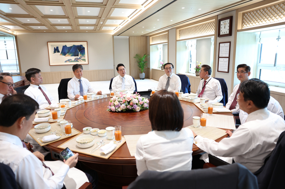 윤석열 대통령이 취임식 직후인 2022년 5월 10일 용산 대통령 집무실에서 참모들과 오찬 회동을 하고 있다. 대통령실사진기자단