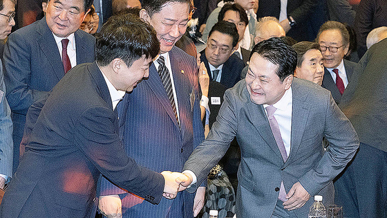 장동혁 국민의힘 대표와 이준석(왼쪽) 개혁신당 대표가 17일 오전 서울 중구 롯데호텔에서 열린 중앙일보 창간60주년 기념식에서 인사를 하고 있다. 뉴시스