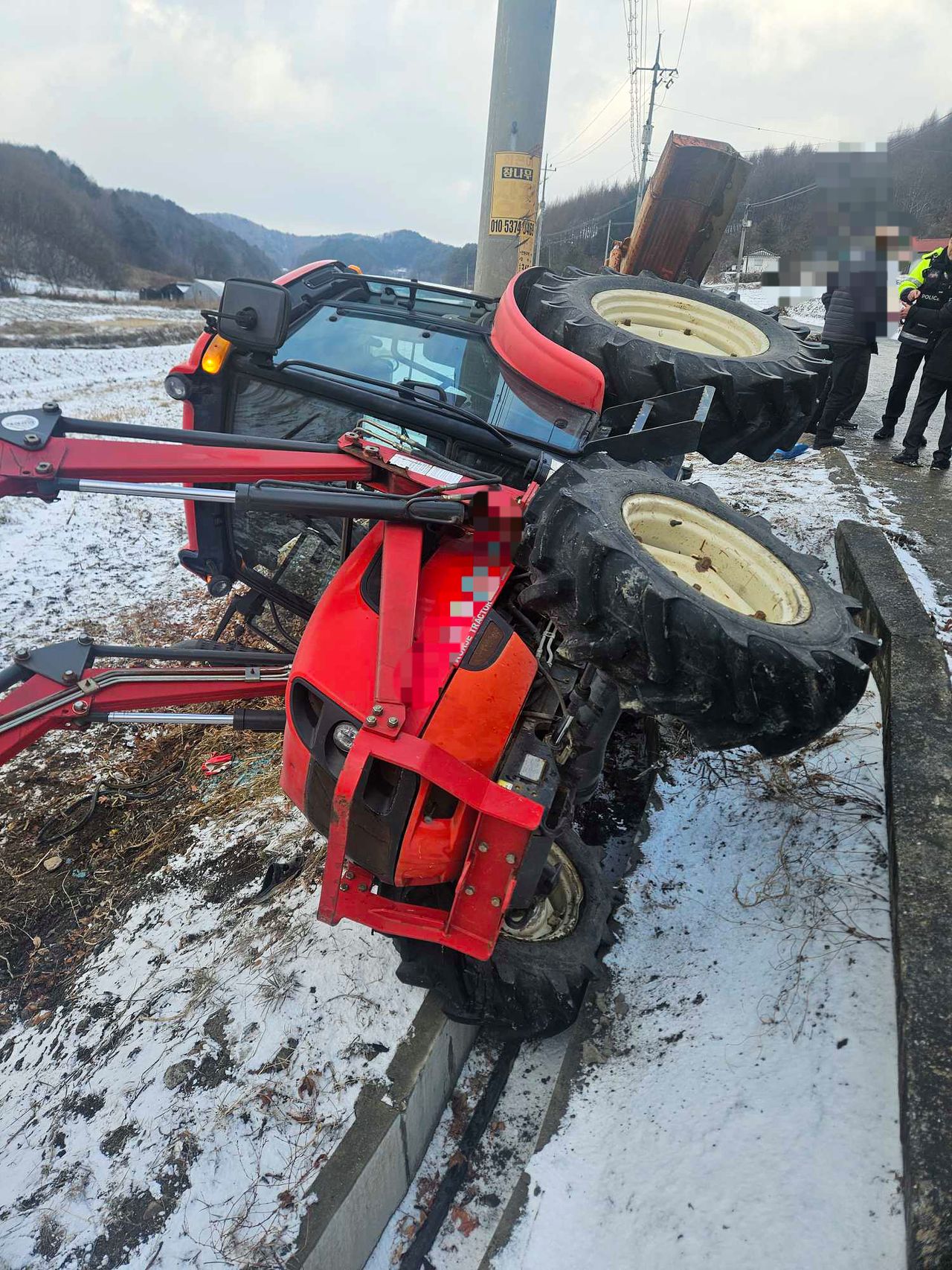 10일 오후 2시 50분께 강원 횡성군 안흥면 소사리 마을회관 인근에서 눈을 치우던 트랙터가 밭으로 넘어가면서 운전하던 주민 A씨(59)가 깔려 심정지 상태로 병원으로 이송됐다. 연합뉴스