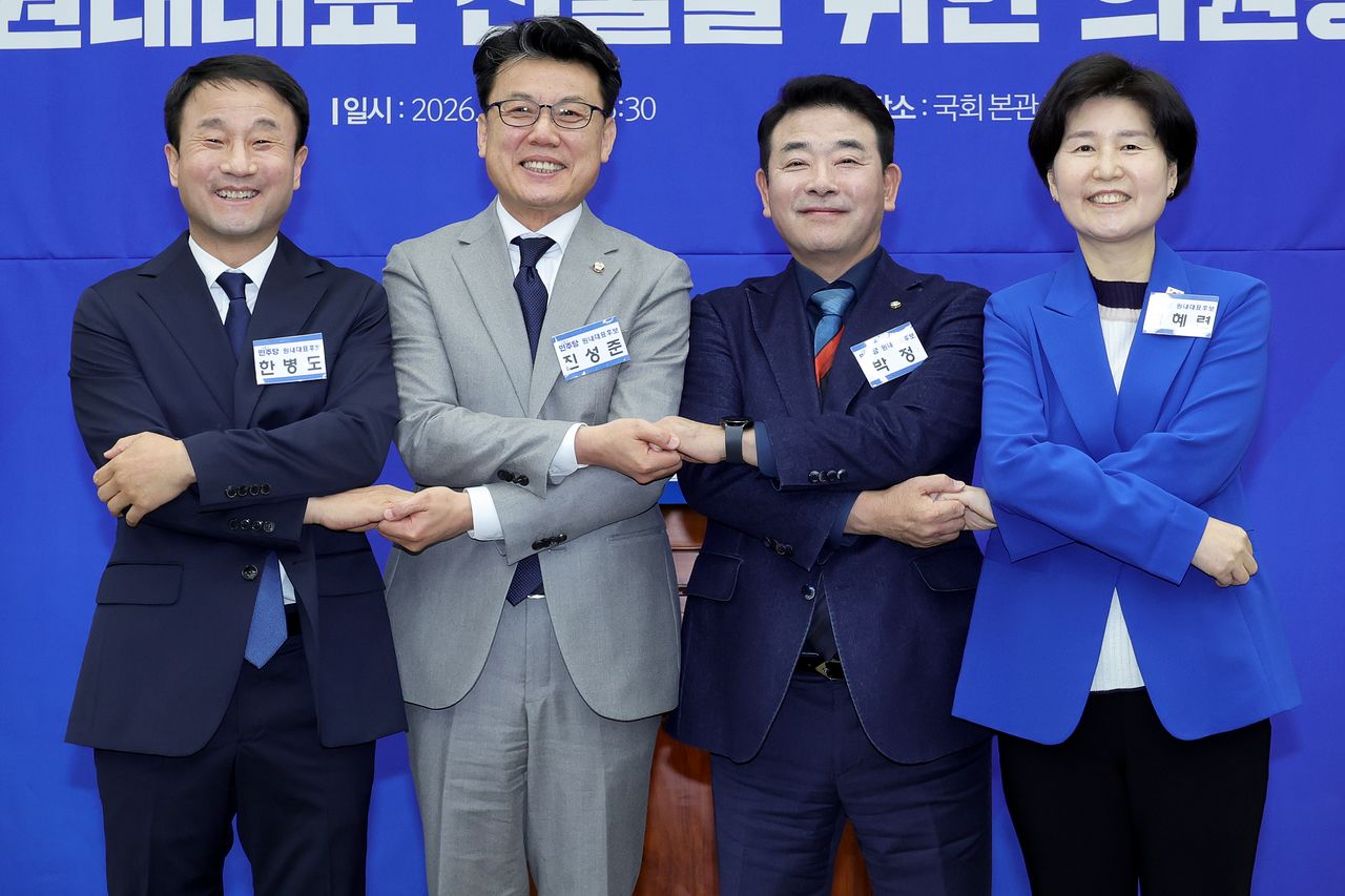 11일 국회에서 제22대 국회 더불어민주당 원내대표 선출을 위한 의원총회가 진행됐다. 한병도, 진성준, 박정, 백혜련 후보(왼쪽부터)가 포토타임을 하고 있다. 장진영 기자