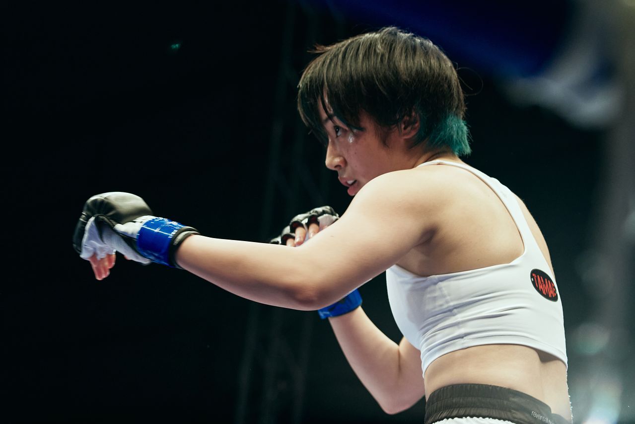 영화 '나이트 플라워'의 한 장면. 격투기 선수 타마에(모리타 미사토)는 두 자녀를 먹여 살리기 위해 마약 판매상이 된 나츠키를 돕는다. 사진 플러스엠 엔터테인먼트               