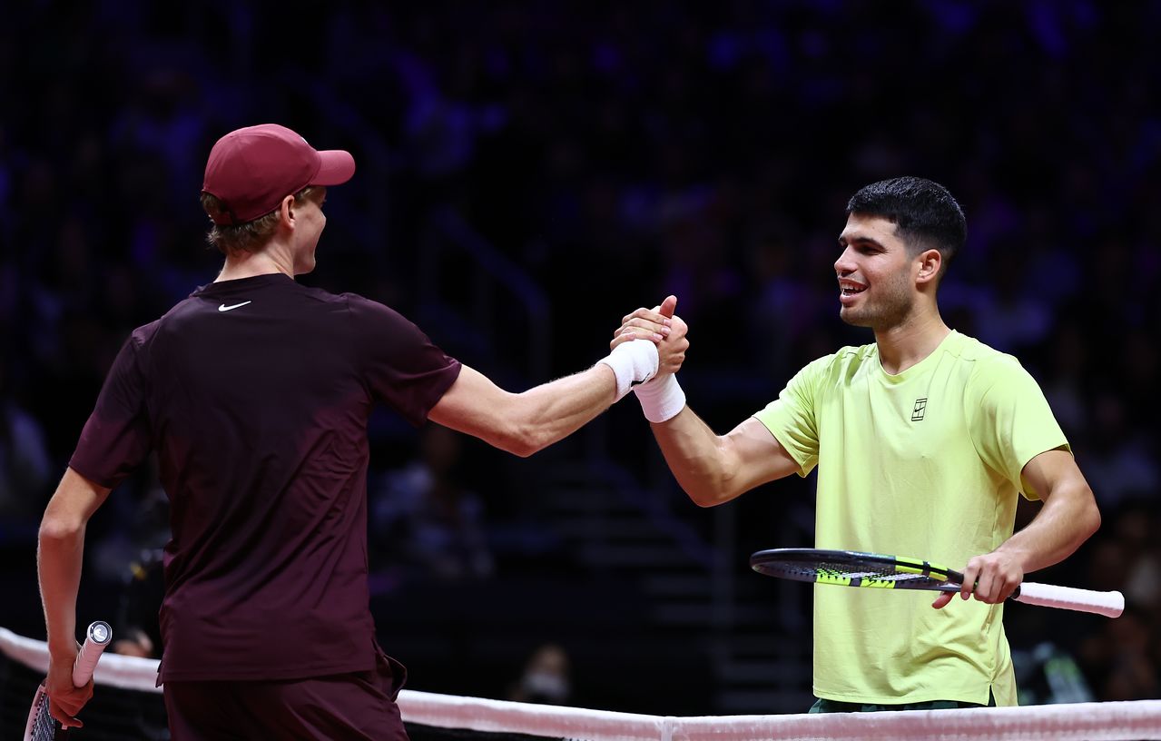 슈퍼매치에서 라이벌 신네르(왼쪽)를 꺾고 활짝 웃는 알카라스. 뉴스1