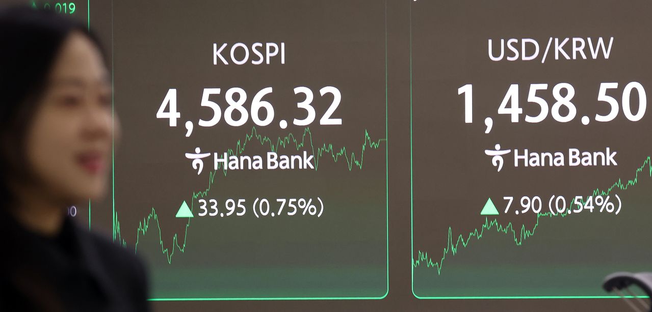 9일 오후 서울 중구 하나은행 본점 딜링룸 전광판에 증시 종가 시황이 나타나고 있다. 이날 서울외환시장에서 달러당 원화값은 전일보다 7원 내린(환율은 상승) 1457.6원에 주간거래를 마쳤다. 뉴스1