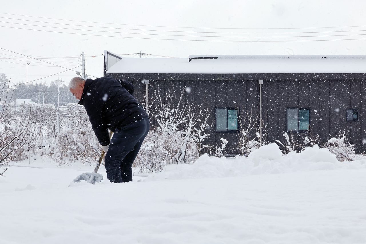 대설경보가 발효된 11일 전남 무안군 일로읍 한 주택 앞에서 주민이 제설작업을 하고 있다. 연합뉴스.