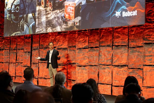 스캇 박 두산밥캣 대표가 5일(미국 현지시간) CES 2026 미디어데이에서 차세대 건설장비기술에 대해 설명을 하고 있다. 사진 두산밥캣