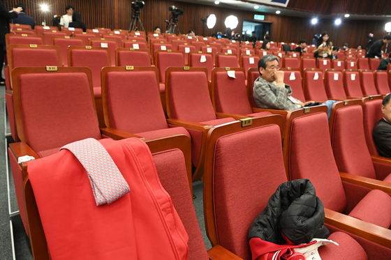 지난해 4월 10일 총선 당시 국회 의원회관에 마련된 국민의힘 개표상황실이 빈자리로 가득한 모습. 김성룡 기자