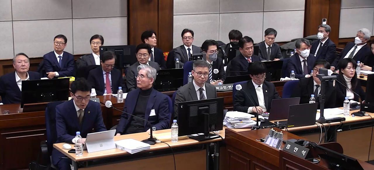 윤석열 전 대통령, 김용현 전 국방부 장관 등이 지난 9일 서울 서초구 서울중앙지방법원에서 열린 내란 우두머리 혐의 1심 결심 공판에 출석해 자리에 앉아 있다. 뉴스1