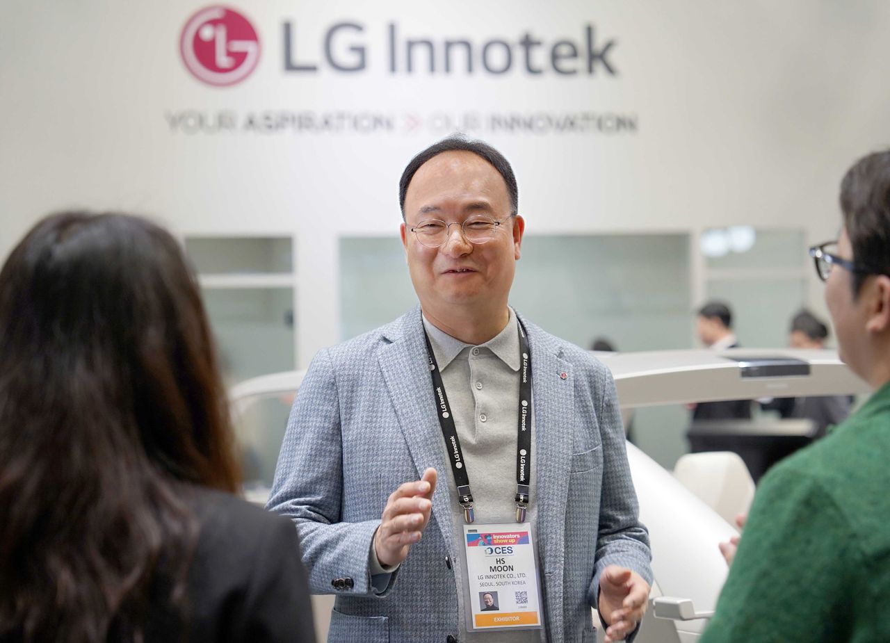 문혁수 LG이노텍 대표이사(사장)가 지난 7일(현지시간) 미국 라스베이거스에서 열린 ‘CES 2026’에서 취재진과 만나 답변하고 있다. 사진 LG이노텍