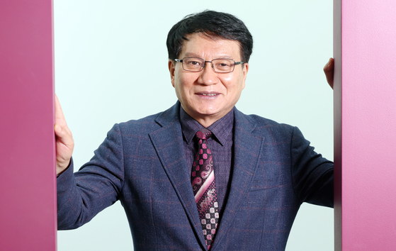 김원중 교수는 30여 년간 동양 고전을 우리 시대의 보편적 언어로 섬세히 복원하는 작업에 매진했다.『손자병법』을 비롯해, 개인으로서는 세계 최초로 사마천의 『사기』를 완역했고,『논어』『맹자』『대학·중용』등 20여 권의 고전을 번역했다. 변선구 기자