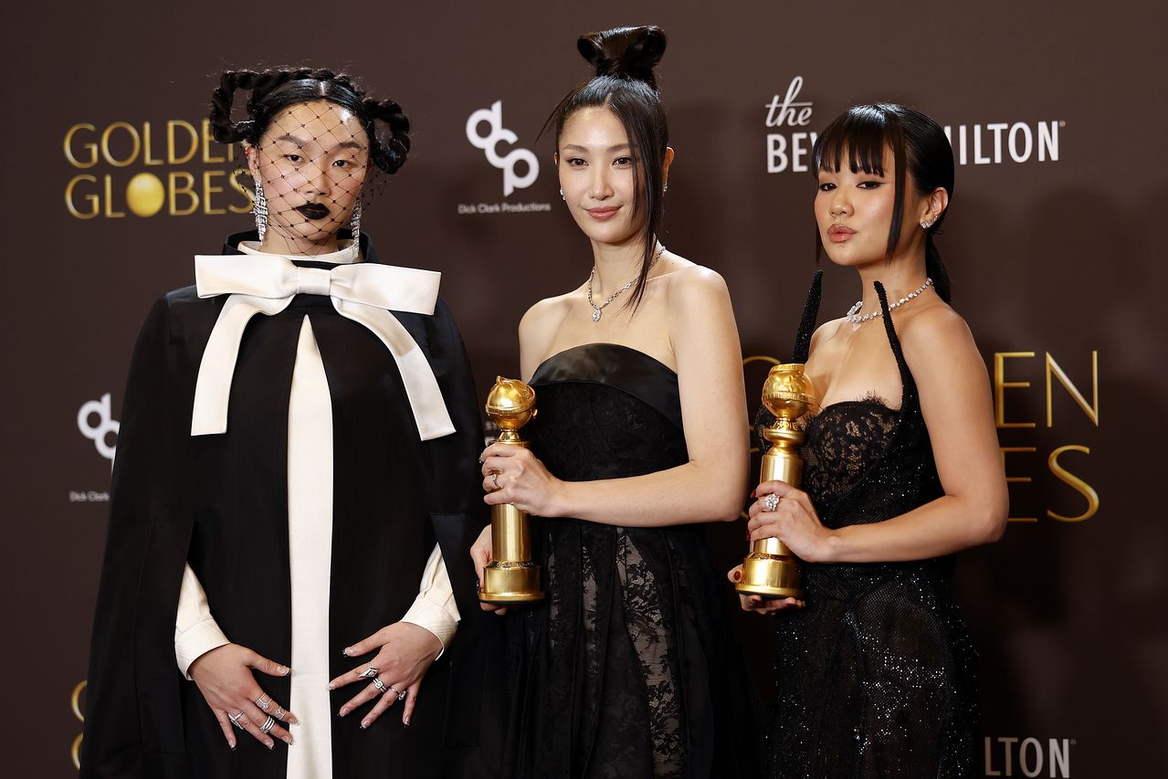  케이팝 데몬 헌터스의 주제가 '골든'을 부른 가수 오드리 누나(Audrey Nuna), 이재(Ejae), 레이 아미가 11일(현지 시각) 미국 캘리포니아주 베벌리힐스의 베벌리 힐튼 호텔에서 열린 제83회 골든글로브 시상식에서 영화 주제가상(Best Original Song – Motion Picture) 트로피를 들고 포즈를 취하고 있다. [사진 EPA=연합뉴스]