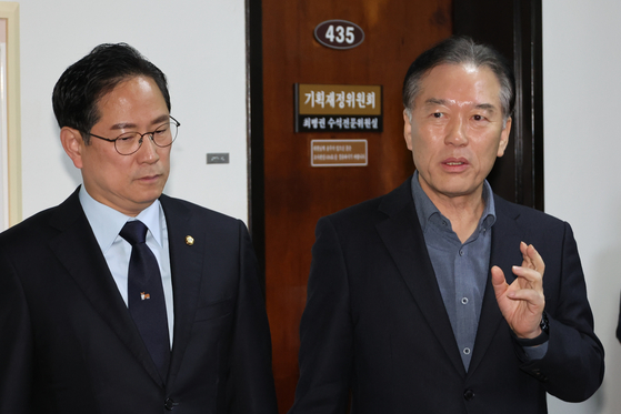 국회 기획재정위원회 더불어민주당 간사인 정태호 의원(오른쪽)과 국민의힘 간사인 박수영 의원(왼쪽). 연합뉴스