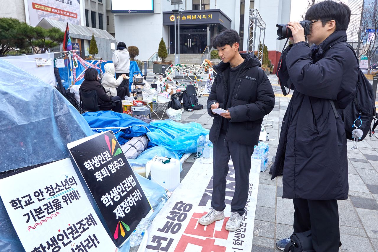 소년중앙 인터뷰를 마친 토끼풀 문성호(오른쪽) 편집장과 서부건 사회부장은 서울시의회 앞에 청소년단체들이 마련한 ‘학생인권 후퇴 저지! 긴급행동’ 천막 농성장에 방문해 현장 취재에 나섰다.