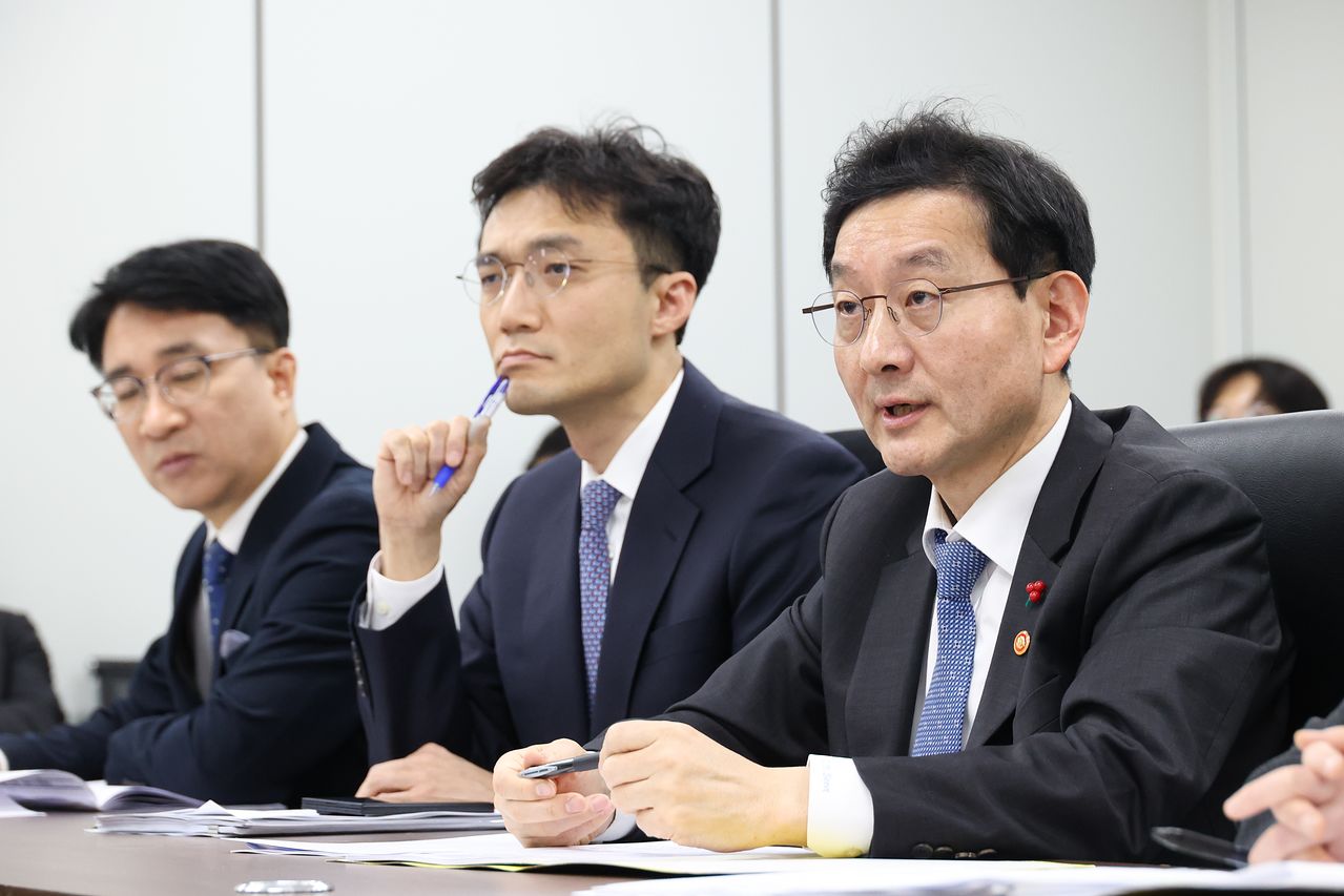 국무총리실 산하 검찰개혁추진단이 12일 공소청법·중수청법안 입법예고 관련 기자간담회를 열었다. 왼쪽부터 이지성 행정안전부 정책기획관, 김태헌 법무부 검찰국 검찰개혁지원TF단장, 윤창렬 검찰개혁추진단장. 국무조정실 제공