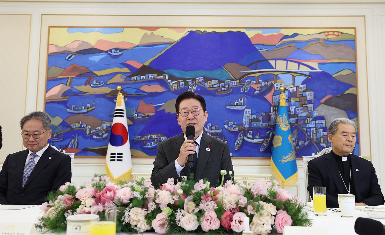 이재명 대통령이 12일 청와대에서 열린 종교지도자 초청 오찬간담회에서 발언하고 있다.   왼쪽부터 김정석 한국교회총연합회장, 이재명 대통령, 이용훈 한국천주교주교회의 의장. 연합뉴스