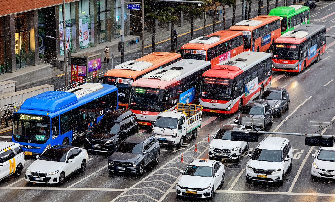 서울시 시내버스 파업 하루 전인 12일 서울 중구 서울역 환승센터에서 버스가 오가고 있다.   [뉴스1]