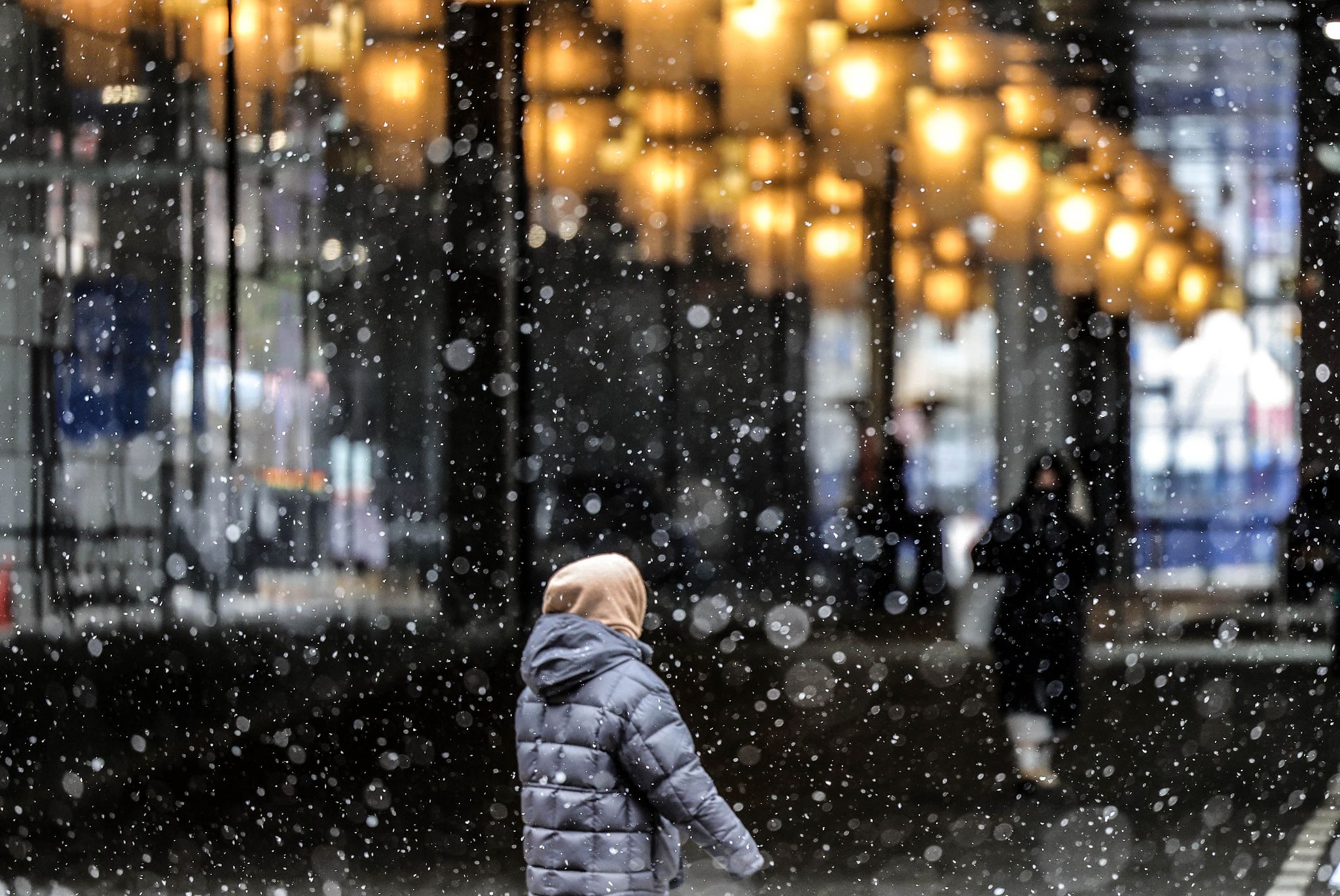 12일 서울시청 인근에 눈발이 날리고 있다. 강정현 기자