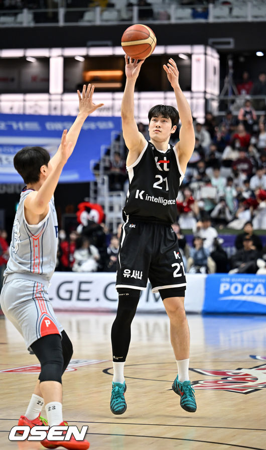 [OSEN=수원, 민경훈 기자] 11일 오후 수원 KT 소닉붐 아레나에서 2025-2026 LG전자 프로농구 수원 KT 소닉붐과 울산 현대모비스 피버스의 경기가 열렸다.수원 KT는 15승 16패로 6위, 울산 현대모비스는 10승 20패로 8위를 기록 중이다.4쿼터 KT 이두원이 3점슛을 시도하고 있다. 2026.01.11 /rumi@osen.co.kr