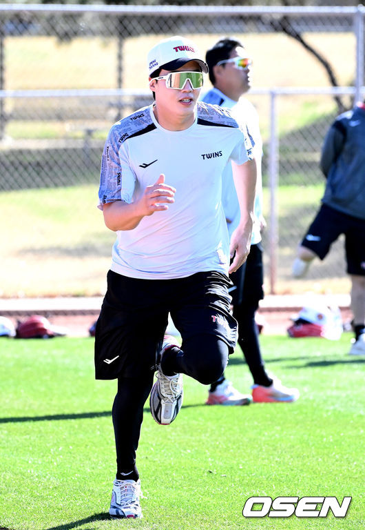 [OSEN=애리조나(미국), 이대선 기자] 20일(한국시간) 미국 애리조나주 스코츠데일 인디언스쿨 파크 베이스볼필드에서 LG 트윈스의 1차 스프링캠프가 진행됐다. LG 임찬규가 러닝 훈련을 하고 있다. 2025.02.20 / sunday@osen.co.kr