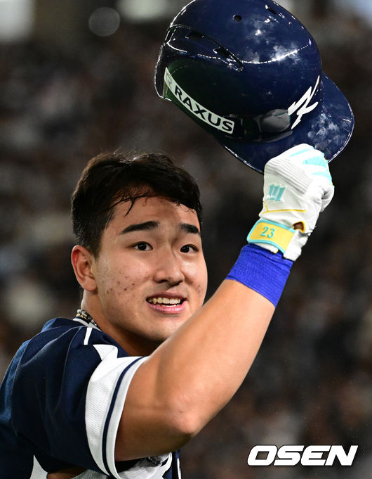 [OSEN=도쿄(일본), 조은정 기자]15일 일본 도쿄돔에서 ‘2025 NAVER K-BASEBALL SERIES’ 대한민국과 일본의 1차전 경기가 열렸다.한국은 곽빈, 일본은 소타니 류헤이를 선발투수로 내세웠다.4회초 무사 1루에서 대한민국 안현민이 선제 좌중월 투런포를 날리며 기뻐하고 있다. 2025.11.15. /cej@osen.co.kr