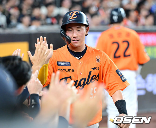 [OSEN=대전, 최규한 기자] 25일 대전 한화생명볼파크에서 ‘2025 신한 SOL Bank KBO리그’ 한화 이글스와 SSG 랜더스의 경기가 열렸다.홈팀 한화는 라이언 와이스, 방문팀 SSG는 드류 앤더슨을 선발로 내세웠다.4회말 2사 1, 2루 상황 한화 문현빈의 달아나는 1타점 적시타 때 홈을 밟은 황영묵이 더그아웃 동료들과 인사를 나누고 있다. 2025.07.25 / dreamer@osen.co.kr